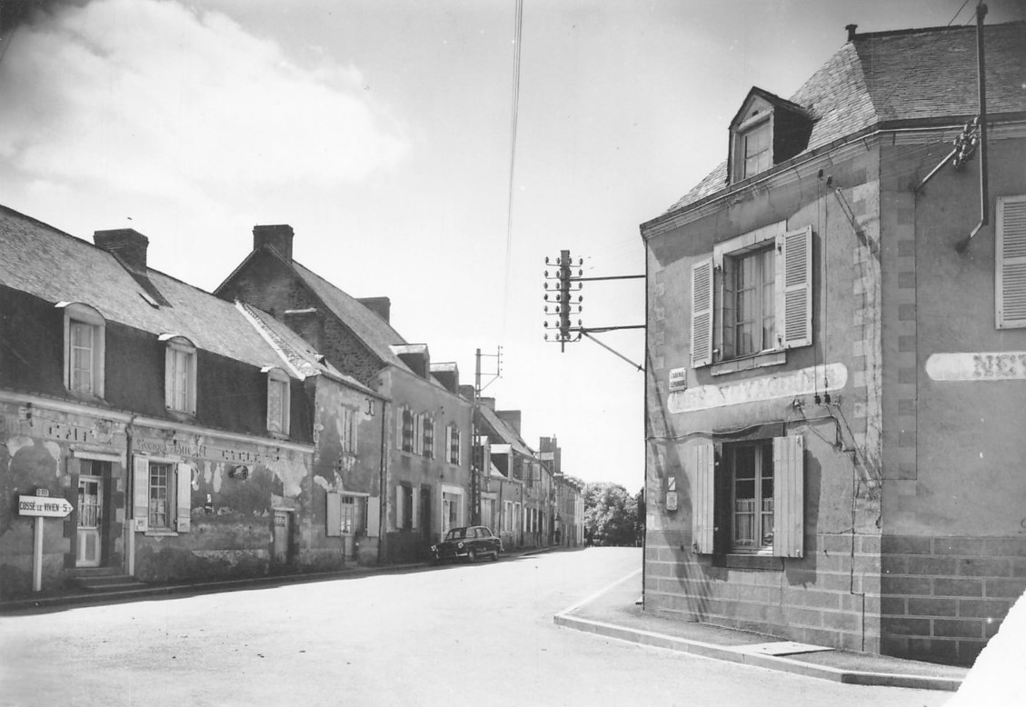 ASTILLE - Route de Cossé-le-Vivien - Ancien Hôtel des Voyageurs